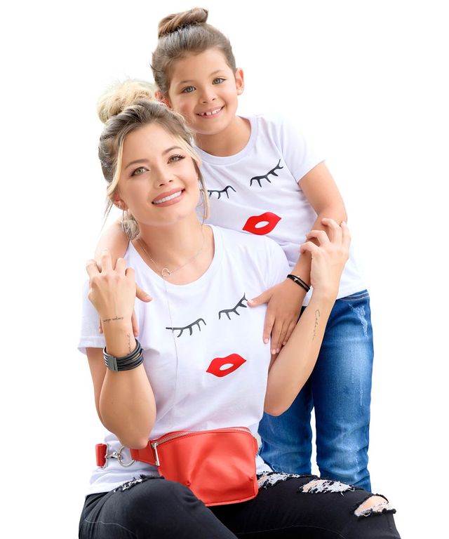 Niña-con-Camiseta-color-Blanco-y-Jean