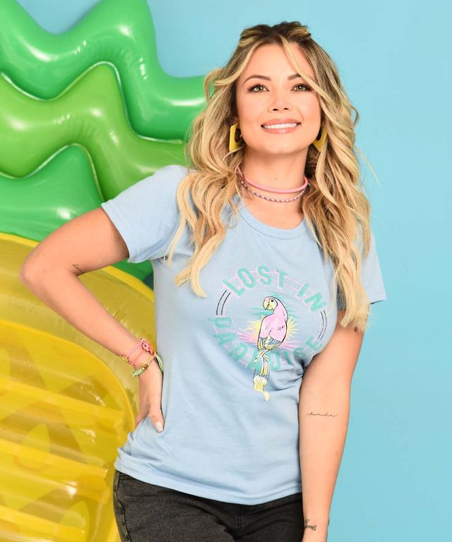 Mujer-con-Camiseta-color-Azul-y-Jean