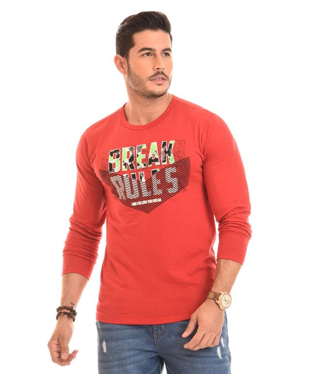 Hombre-con-Camibuso-color-Rojo-y-Jean